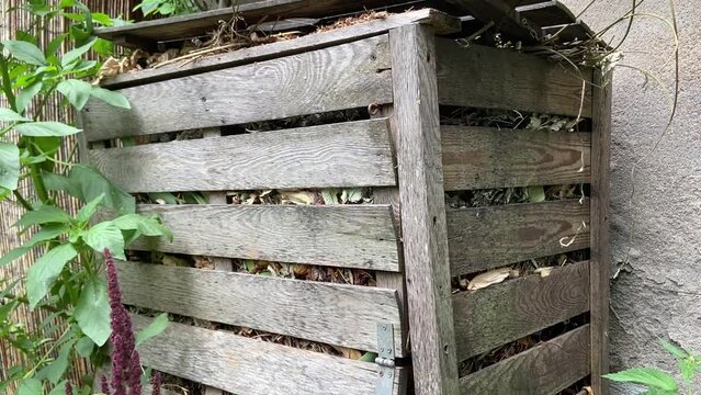 Bac &agrave; composte en bois dans un jardin, Bourgogne