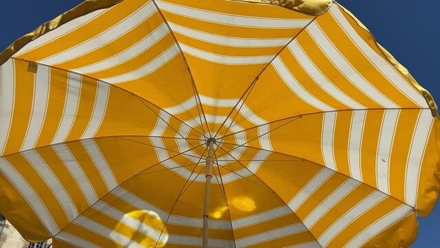 Sous un parasol jaune