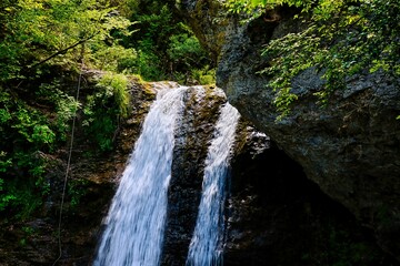 Obraz premium Wasserfall mit blauem Wasser auf dem Berg Olymp in Griechenland 