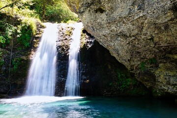 Fototapeta na wymiar Wasserfall mit blauem Wasser auf dem Berg Olymp in Griechenland 