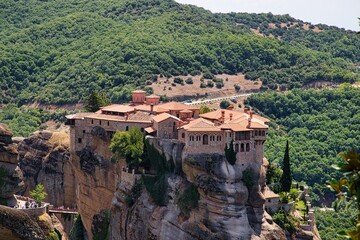 Fototapeta na wymiar Kloster in den Bergen, Meteora Griechenland 