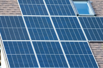 Obraz premium solar panels on the roof of a private building. Environmentally friendly electricity.