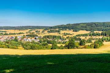 Fototapeta na wymiar Sommerwanderung entlang des Rennsteigs bei zwischen Brotterode und Eisenach bei schönstem Sonnenschein - Thüringen - Deutschland