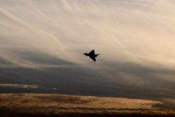 Eurofighter Typhoon na tle nieba - obrazy, fototapety, plakaty