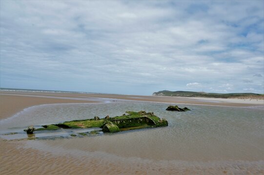 &Eacute;pave de U-boot sur la plage de la C&ocirc;t&eacute; d'Opale avec le Cap Blanc-Nez et le Monument &agrave; la Dover Patrol &agrave; l'horizon