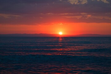 Fototapeta premium Sonnenaufgang über dem Meer, Griechenland 