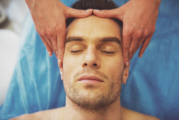 Obraz premium Man at the cosmetician