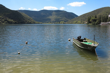 Fototapeta na wymiar Barca sul Lago di Piediluco 2