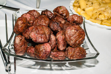 bolinho de carne assada com recheio de bacon e presunto