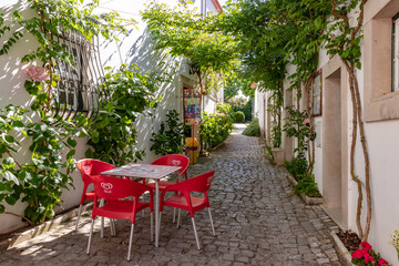 Romantischer Weg mit kleinem Café in der Festung und Burgstadt Ourem nördlich von Lissabon, Portugal - obrazy, fototapety, plakaty