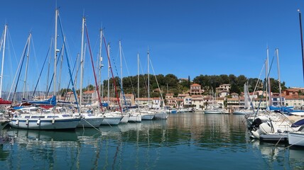 Bateaux à voile dans le port de plaisance de la presqu’île de Saint Mandrier sur Mer, sur la côte d’azur, près de Toulon, dans le Var, au bord de la mer Méditerranée (France)