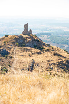 Vista lejana de las ruinas del antiguo castillo de Lara de los Infantes en el Pic&oacute;n de Lara, Burgos. Tomada desde Pe&ntilde;alara en agosto de 2022.