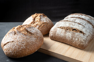 Primer plano de pan artesanal horneado y saludable