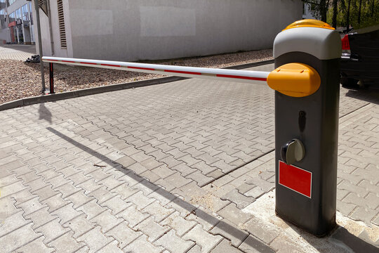 Automatic barrier that closes the passage to paid parking