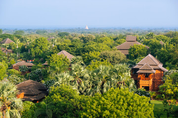 Bungalows au milieu d'une végétation luxuriante, plaine de Bagan, Birmanie.