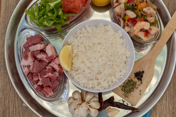 Ingredientes para la preparación de arroz con carne y marisco, vista superior
