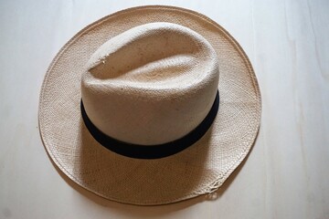 Weißer Männersonnenhut auf brauner Holzfläche