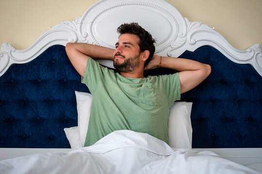 Hombre despet&aacute;ndose de buen humor y optimista luego de una buena noche de sue&ntilde;o	