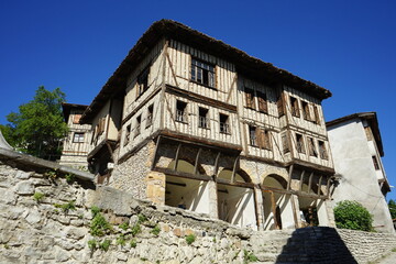 Schöne alte osmanische Villa mit Fachwerk und Arkaden im Sommer bei blauem Himmel und Sonnenschein...