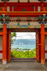 紀州東照宮の楼門から見た和歌浦の景色