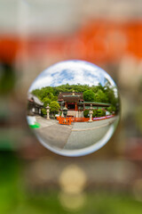 ビー玉の中に写る紀州東照宮
