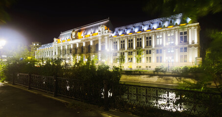 Fototapeta na wymiar Palace of Justice in downtown Bucharest reflected in Dambovita River