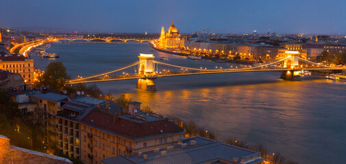 Naklejka premium Night view of Hungarian Parliament building and Budapest Chain Bridge, Danube river