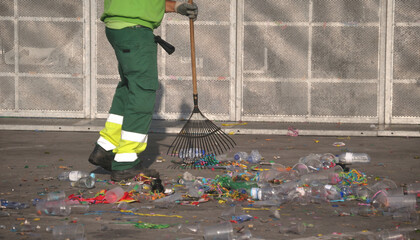 Pessoa a varrer a rua, limpeza de via pública, lixo no chão, profissão de varredor - obrazy, fototapety, plakaty
