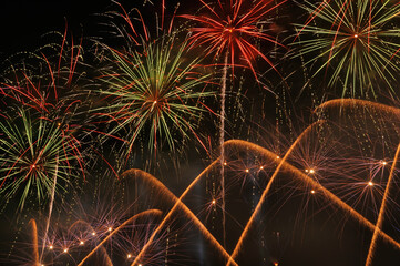 Fogo de artifício colorido com cores verdes, vermelhas e douradas - diferentes tipos de fogo