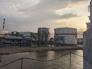 Obraz premium Landscape of abandoned power plant when flooding disaster. The photo perfect for safety poster and disaster background. 