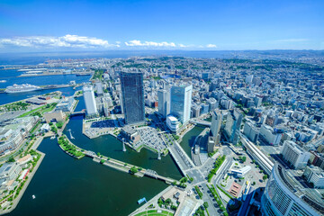Fototapeta premium 神奈川県横浜市みなとみらいランドマークタワーの展望台からの都市風景