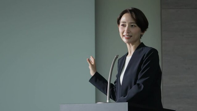 セミナーでスピーチをするビジネスマン