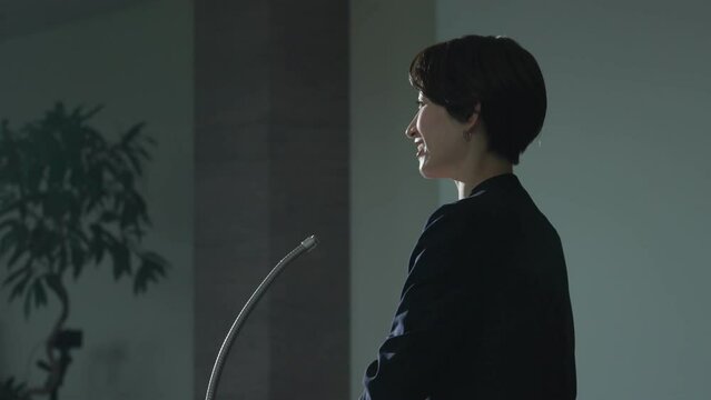 セミナーでスピーチをするビジネスマン