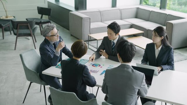 会議をするビジネスマン（ビジネス・複数人・オフィス・ミーティング・俯瞰）