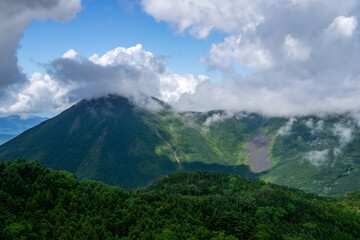 Fototapeta premium 夏の八ヶ岳 北横岳から蓼科山を眺める