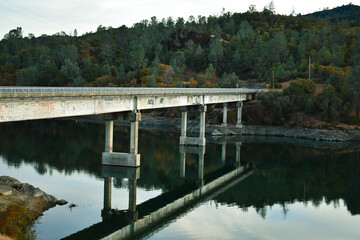 Fototapeta na wymiar bridge over lake