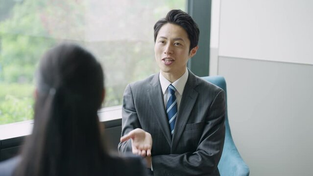 オフィスで話をするビジネスマン（会議・ミーティング）