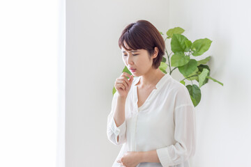 咳をしている女性