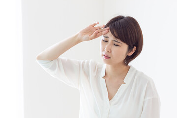 Fototapeta premium 体調不良の女性（風邪・頭痛・熱）