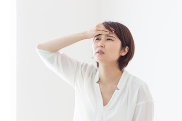 Obraz premium 体調不良の女性（風邪・頭痛・熱）