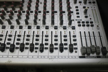 audio mixing console