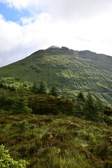 Rest and be thankful Gebirgspass, Blick von der Passhöhe vom Viewpoint ins Glen Croe, neue Passstraße links am Hang