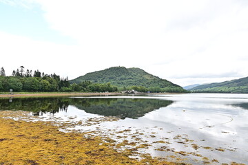 See und Küstenlinie des Loch Fyne mit Spiegelung bei  Inveraray, Argyll and Bute, Schottland