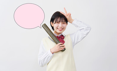 白背景で卒業証書の筒を持ってピースサインする女子高生　吹き出しあり