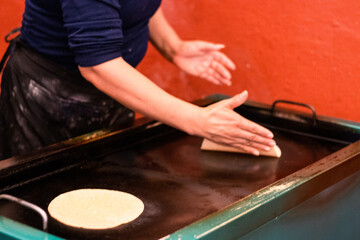 Tortillera haciendo tortillas hechas a mano 