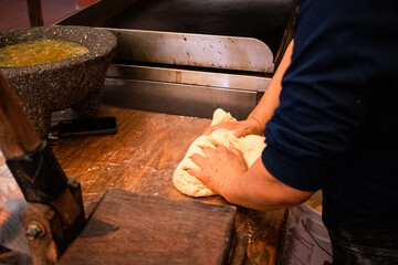 Amasando masa para tortillas hechas a mano 