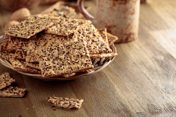 Crispy crackers with sunflower seeds and flax seeds.