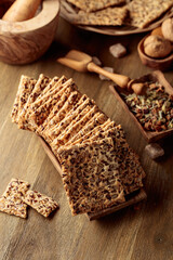Crispy crackers with sunflower seeds and flax seeds.