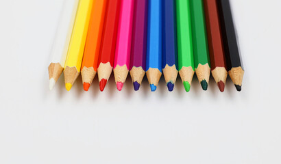 Naklejka premium Colored pencils in rainbow colors. Copy space.