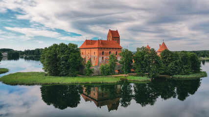 Wasserburg Trakai in Litauen, mittelalterliche Burg im See, historisches Gebäude